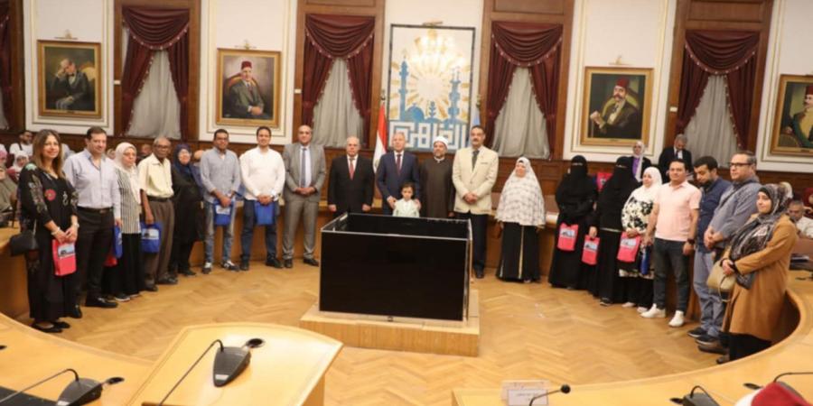 محافظ القاهرة يسلم تأشيرات الحج لأول فوج من حجاج الجمعيات الأهلية