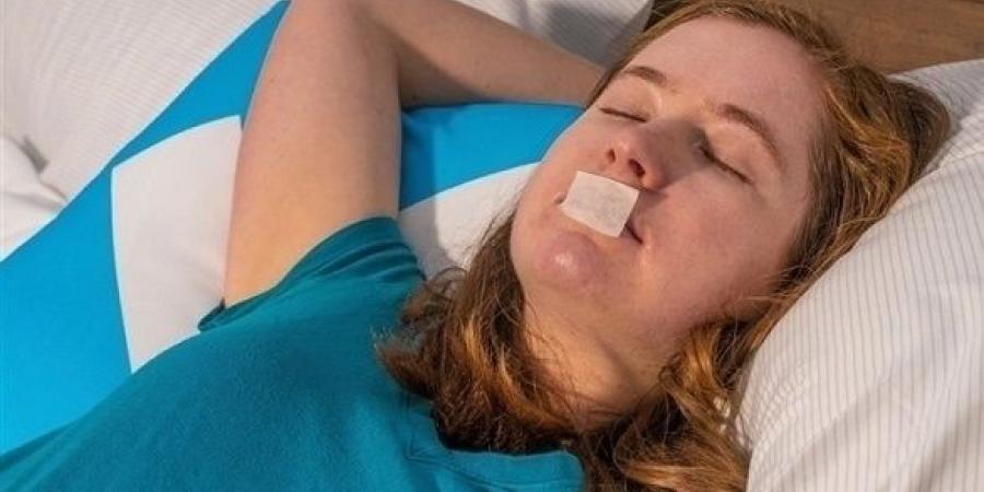 تحذير طبي من "ترند" .. لصق الفم أثناء النوم