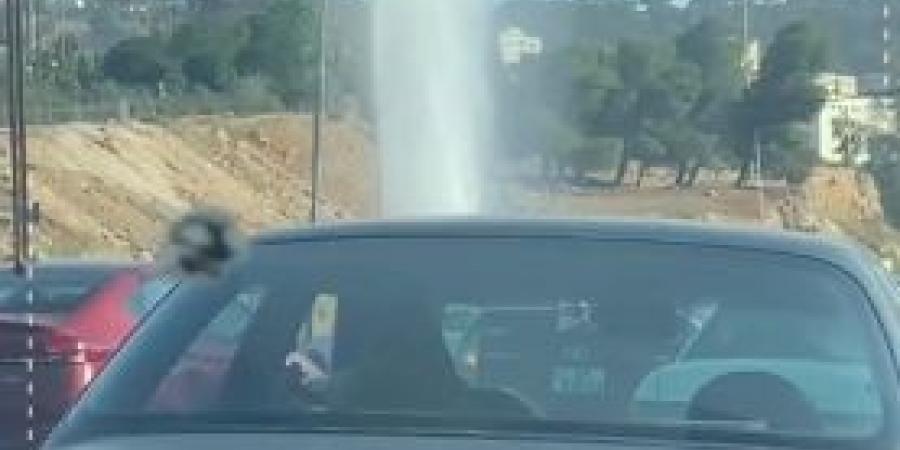 بالفيديو .. انفجار خط مياه رئيسي يتسبب بأزمة مرورية خانقة قرب الجامعة الإسلامية