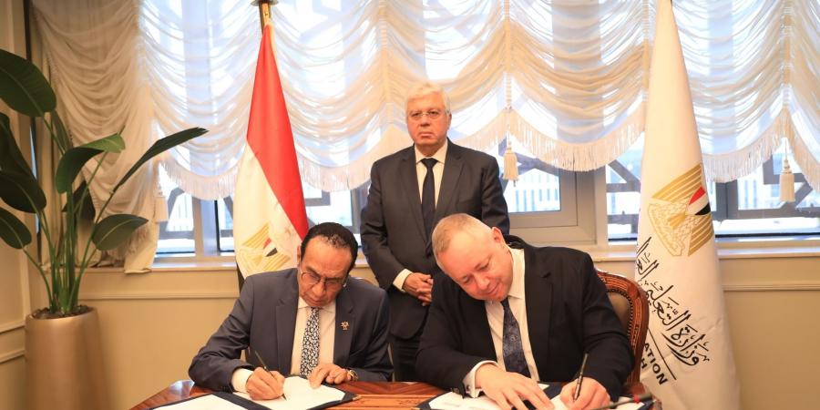 التعليم العالي توقع مذكرة تفاهم بين جامعتى إيست لندن إيست كابيتال