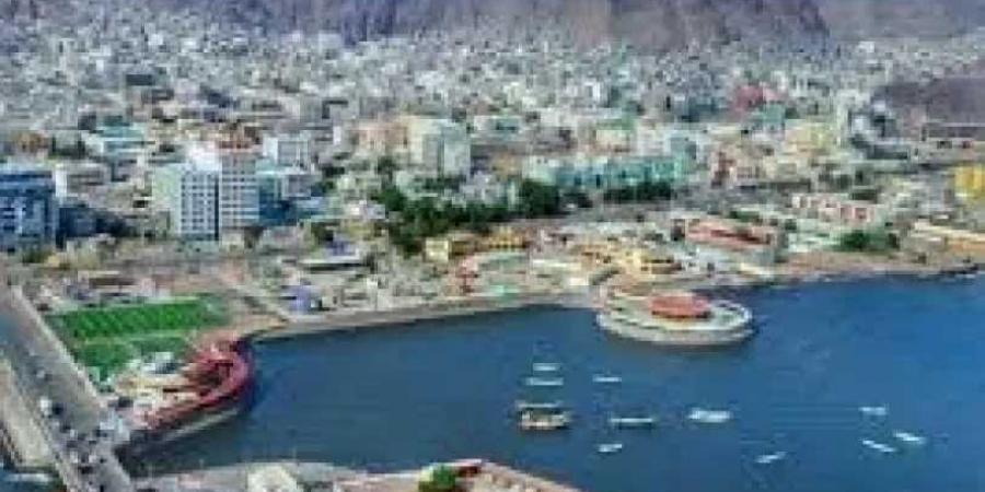 ”واقعة مؤثرة في عدن.. ناشط اجتماعي يكشف عن معاناة رجل مُسنّ أنهكته الحاجة”