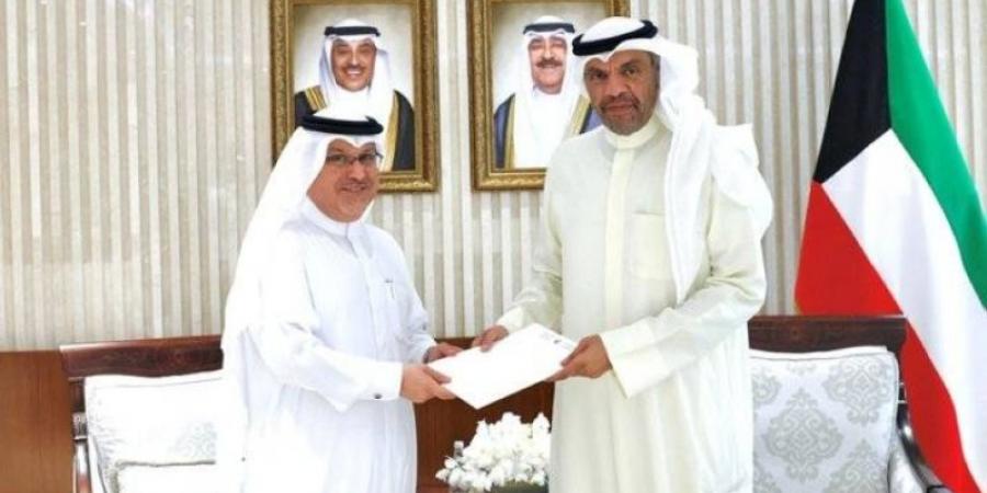 وزير الخارجية الكويتي يتسلّم رسالة خطية من نظيره البحريني
