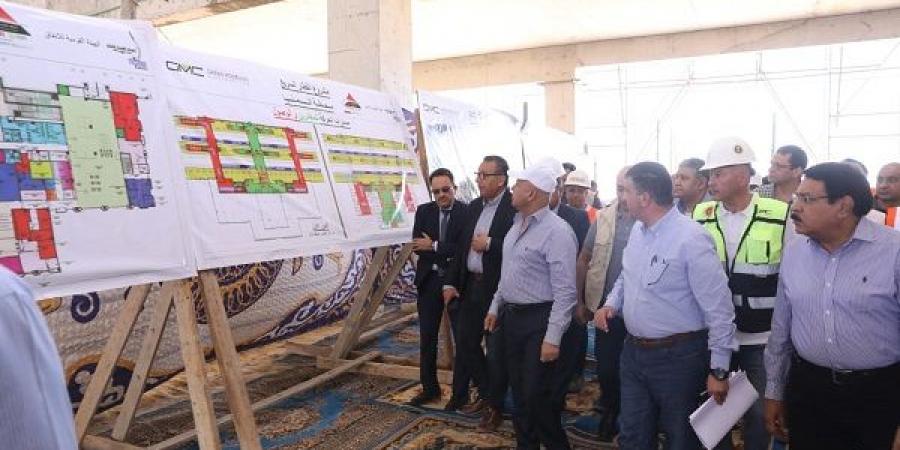 وزير الصناعة والنقل يتفقد الخط الثاني للقطار الكهربائي السريع