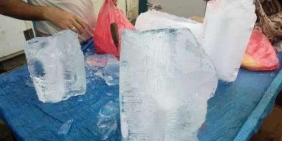 ارتفاع كبير في أسعار الثلج بعدن.. المواطنين يشكون من الغلاء ويطالبون بالتدخل