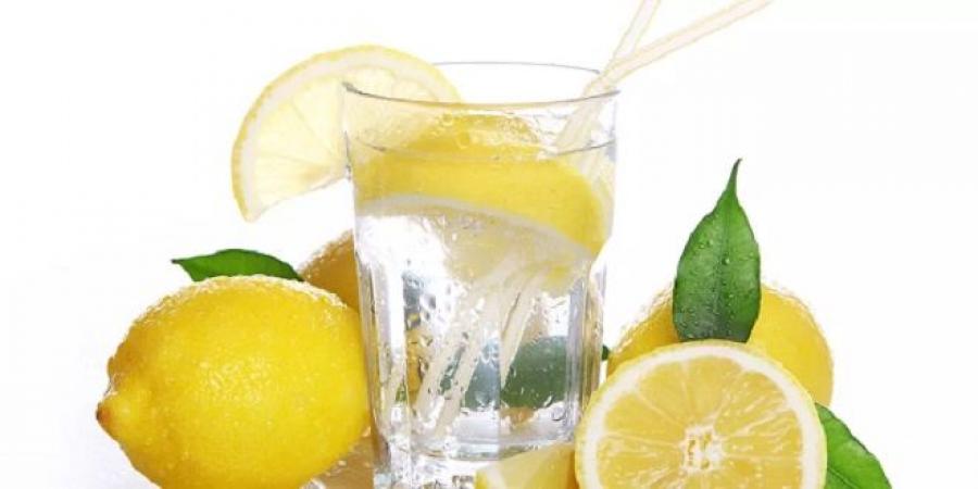 متى يتحول شرب الماء بالليمون إلى خطر صحي؟
