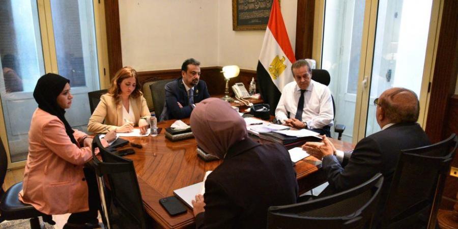 وزير الصحة يبحث مسارات التعليم التخصصي والدراسات العليا للأطباء