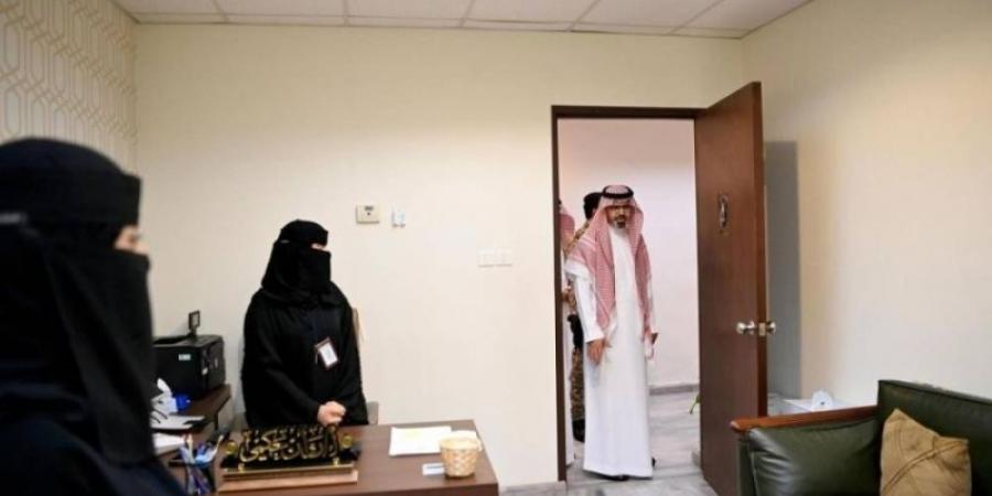 نائب أمير جازان يتفقد ديوان الإمارة