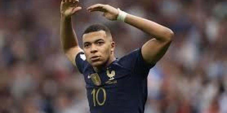 كيليان مبابي يتوج بجائزة الحذاء الذهبي
