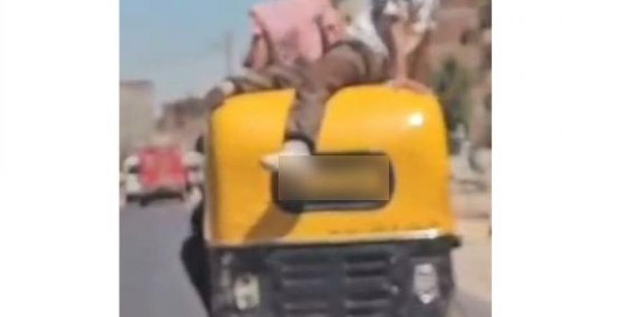 تفاصيل فيديو لـ قائد توك توك يسمح لطلاب بالجلوس على السقف بالبحيرة