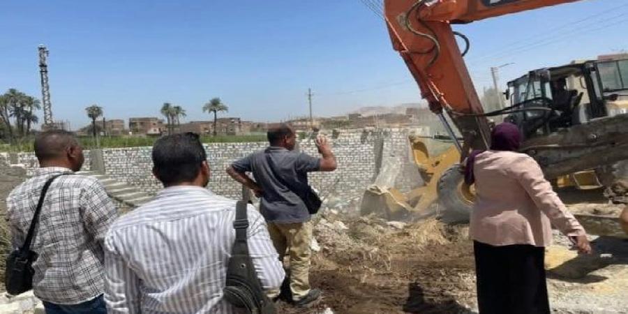إزالة تعديات على مساحة 3850 متر أراض زراعية وأملاك دولة بقنا