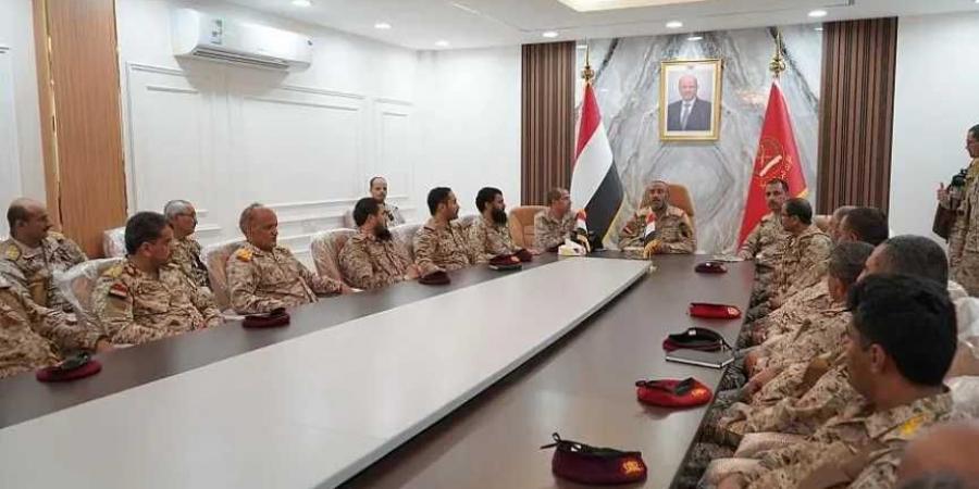 ”النصر قادم”.. تحركات عسكرية رفيعة المستوى لتعزيز الجاهزية القتالية والعملياتية للجيش اليمني