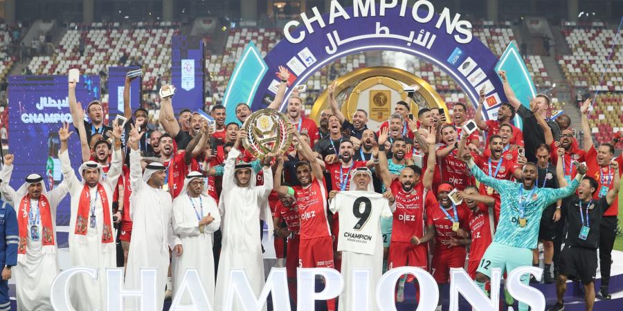 محمد بن راشد بن محمد يتوّج «الأبطال».. شباب الأهلي يحتفل بدرع الدوري
