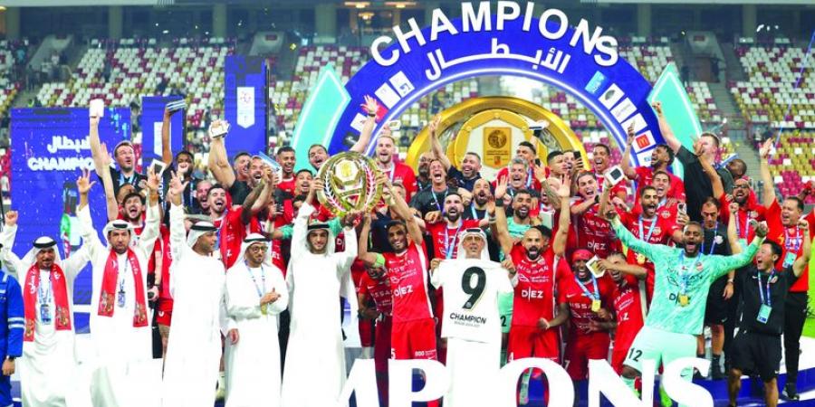 شباب الأهلي يزف درع الدوري إلى دبي