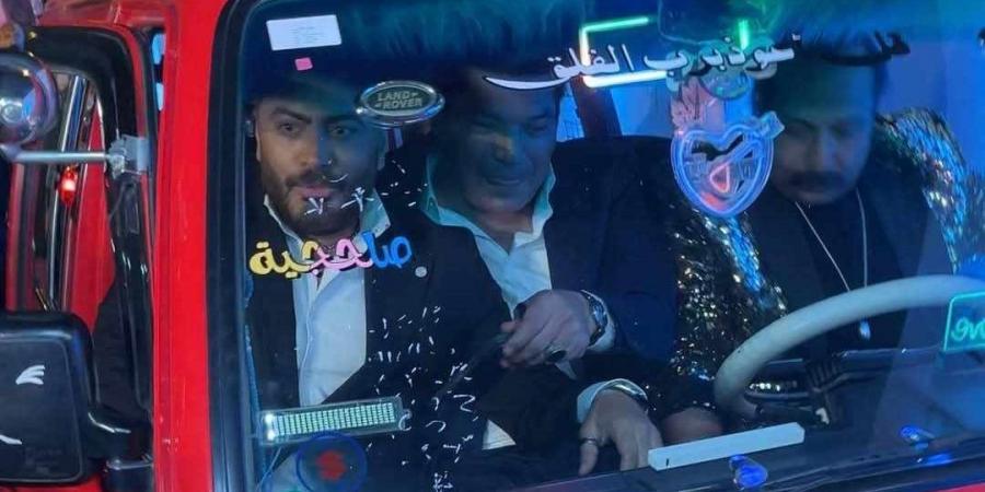 "بسيارة ربع نقل".. تامر حسني يصل العرض الخاص لـ فيلم "ريستارت"