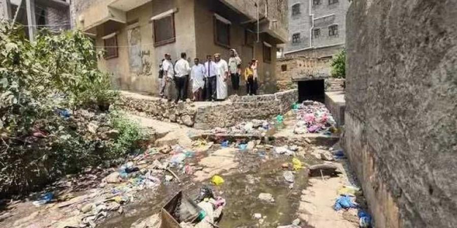 مدير مديرية القاهرة بتعز يتفقد أزمة المجاري في حي الكوثر ويوجه بسرعة التنفيذ