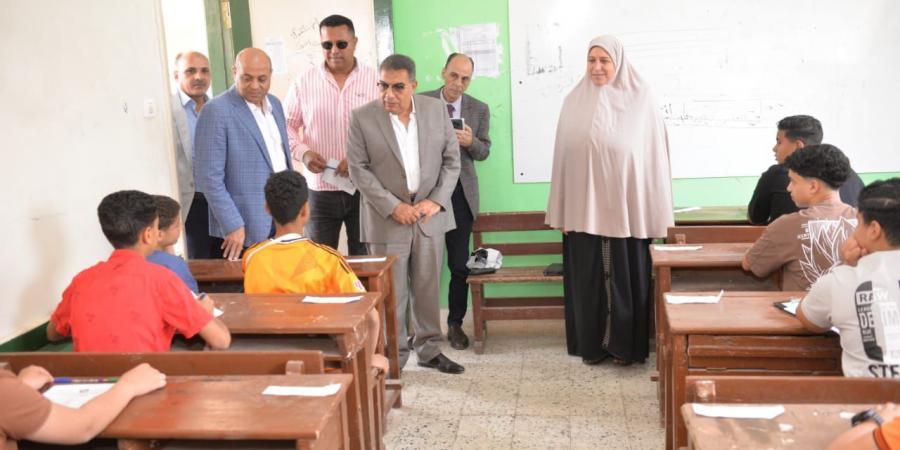 محافظ الدقهلية يتفقد لجان امتحانات الشهادة الإعدادية للاطمئنان على سير العملية الامتحانية