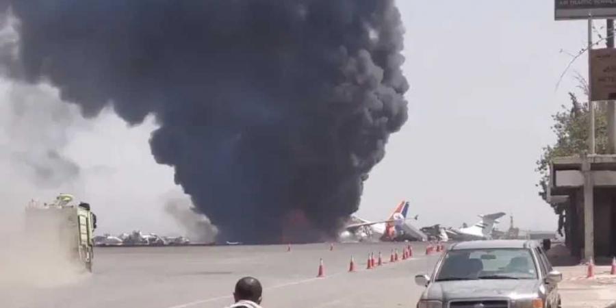 كشف تفاصيل اللحظات الأخيرة لقصف وتدمير آخر طائرة يمنية بمطار صنعاء ومصير 350 حاج وموظف