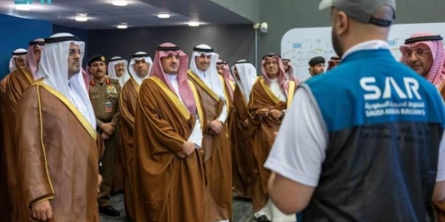 عبدالعزيز بن سعود يتابع سير العمل في مركز العمليات والتحكم بقطار المشاعر المقدسة في مشعر عرفات