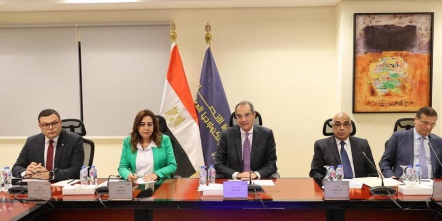 وزراء الاتصالات والتنمية المحلية والعدل والإسكان والزراعة يجتمعون لمتابعة الموقف الحالى لمنظومة الرقم القومى العقارى وإعداد اللائحة التنفيذية للقانون