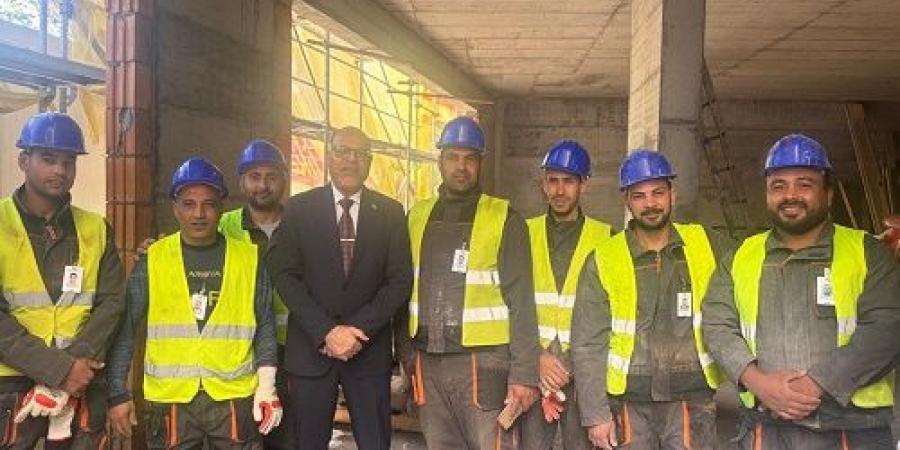 وزير العمل يلتقي مدير شركة لاستقدام العمالة بصربيا.. ويزور عمال م