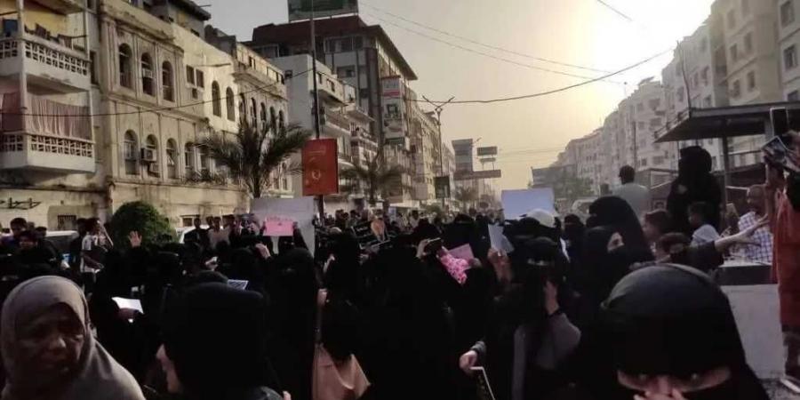 النساء يُطلبن الكهرباء.. حرائر عدن يكسرن الحصار ويرفعن صوت الاحتجاج في وجه انقطاع التيار
