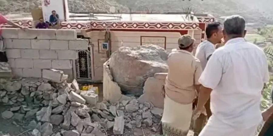 سقوط صخرة هائلة من قمة جبل على منازل مواطنين بمحافظة الضالع وعناية الله تتدخل ”فيديو”