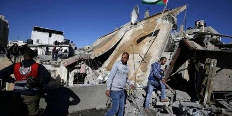 العدو الاسرائيلي أجبر عائلة مقدسية على هدم منزلها بنفسها