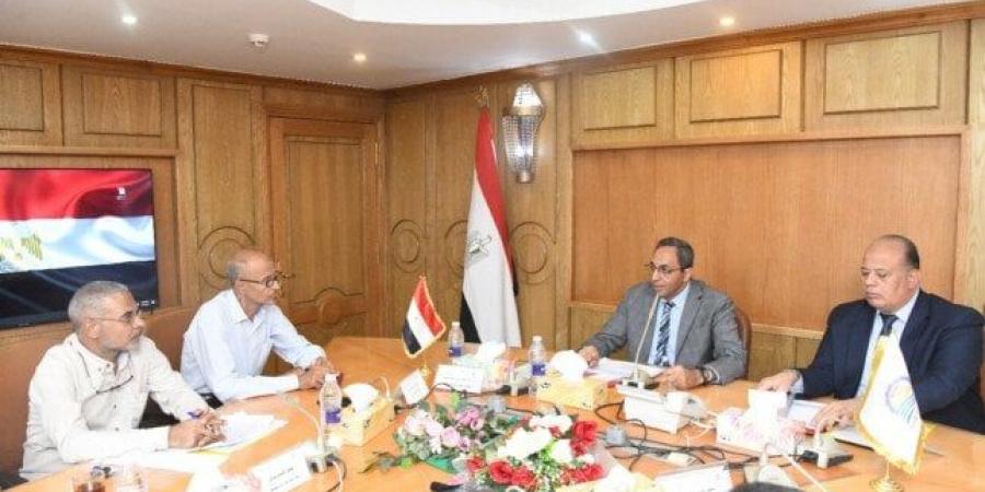 محافظ قنا يبحث آليات تنمية الموارد الذاتية وتحسين استغلال الأصول العامة