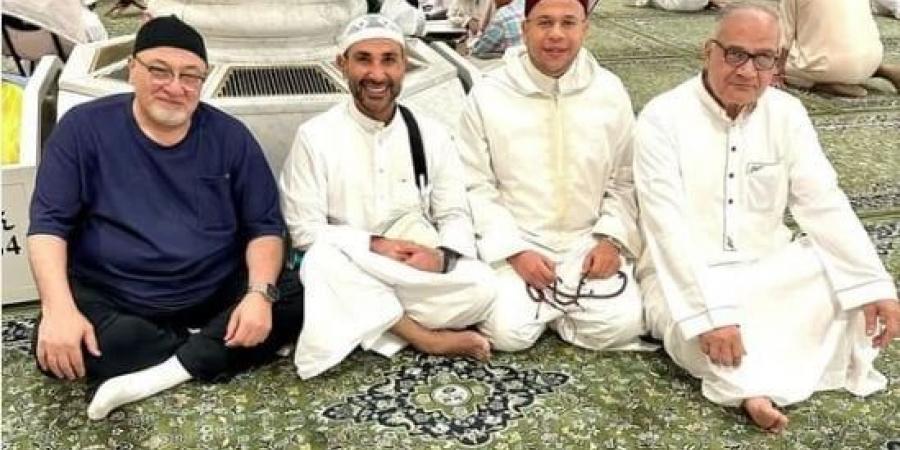 برفقة الجندي والهلالي.. أحمد سعد ينشر صورته داخل المسجد النبوي استعدادًا للحج