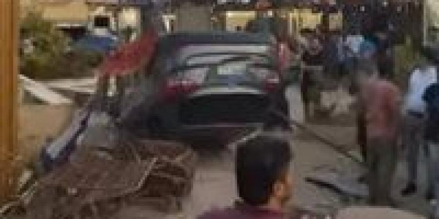 سيارة تقتحم كافيه وتصيب 4 أشخاص بأكتوبر
