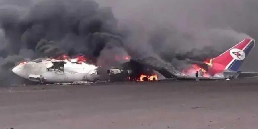 استهزاء فجّ بوجع اليمنيين.. قيادي حوثي يسخر من تدمير مطار صنعاء: ”ورثنا مطار صندقة و2 دكاكين”