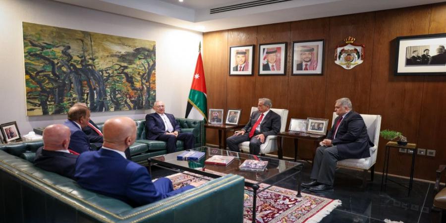 حسان يتسلم نسخة من التقرير السنوي لهيئة النزاهة ومكافحة الفساد لسنة 2024