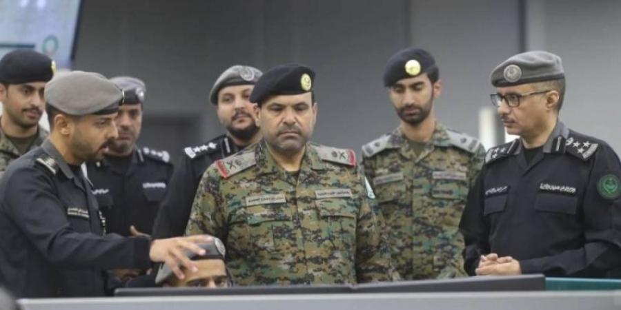 وكيل الداخلية لشؤون الأفواج الأمنية يزور مركز (911) بمكة