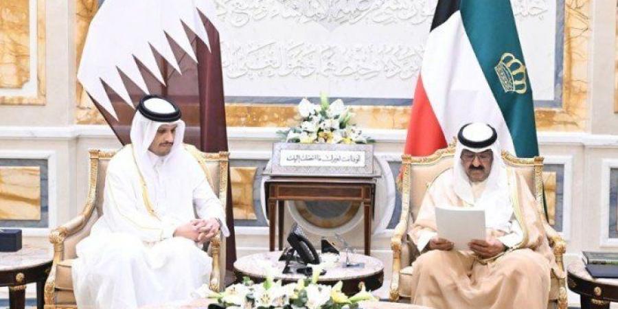 أمير الكويت يتسلم رسالة خطية من أمير قطر تتعلق بالعلاقات بين البلدين