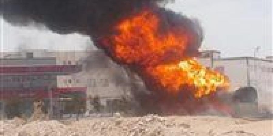 عاجل.. تفحم 3 جثث في اشتعال سيارة مواد بترولية في حادث على طريق الواحات