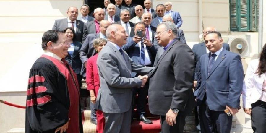 محافظ القاهرة يستقبل رئيس الطائفة الإنجيلية للتهنئة بعيد الأضحى