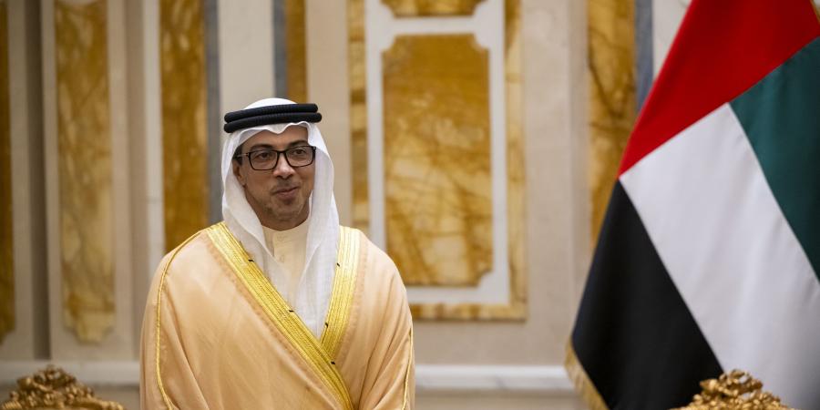 منصور بن زايد يغادر الكويت في ختام زيارته الرسمية