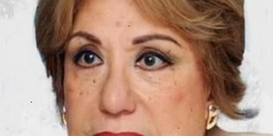 مديحة حمدى أول الحاضرين بمنزل الراحلة سمية أيوب لتجهيزها