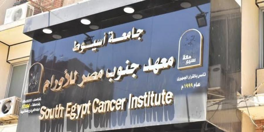 محافظ أسيوط يشارك أطفال معهد الأورام فرحتهم بقرب حلول عيد الأضحى ويوزع الهدايا والملابس