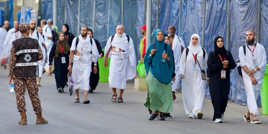 حُجِّاج بيت الله الحرام يتوافدون إلى مشعر منى لقضاء يوم التروية