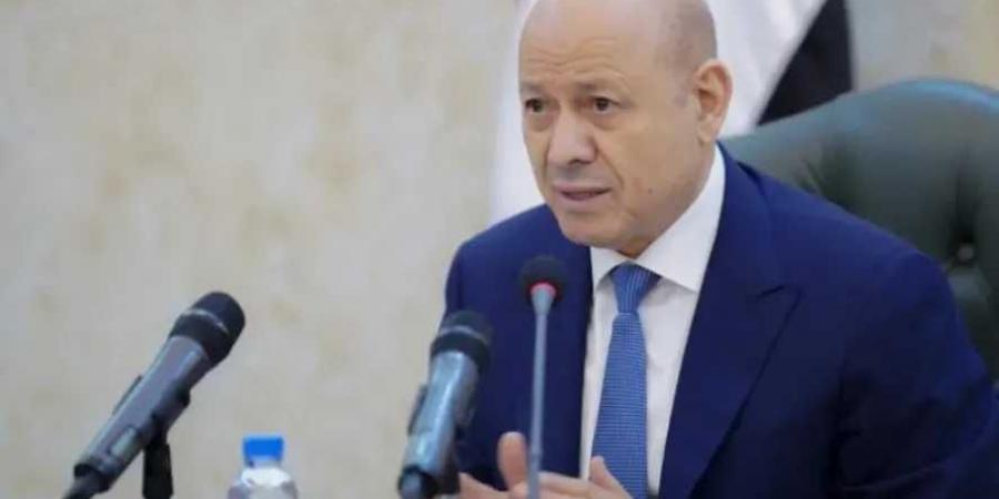 من عدن.. الرئيس العليمي يوجه رسائل لأبطال القوات المسلحة (فيديو)
