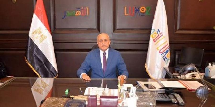 محافظ الأقصر يعتمد أكبر حركة ترقيات للعاملين