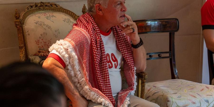 الملك يتابع مباراة النشامى مع عُمان من السفارة الأردنية في لندن