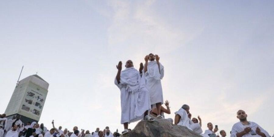 الحجاج يتوافدون إلى جبل عرفة لأداء ركن الحج الأعظم