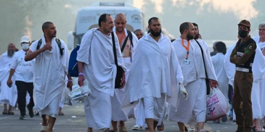 ضيوف الرحمن يتوافدون إلى صعيد عرفات لأداء ركن الحج الأعظم