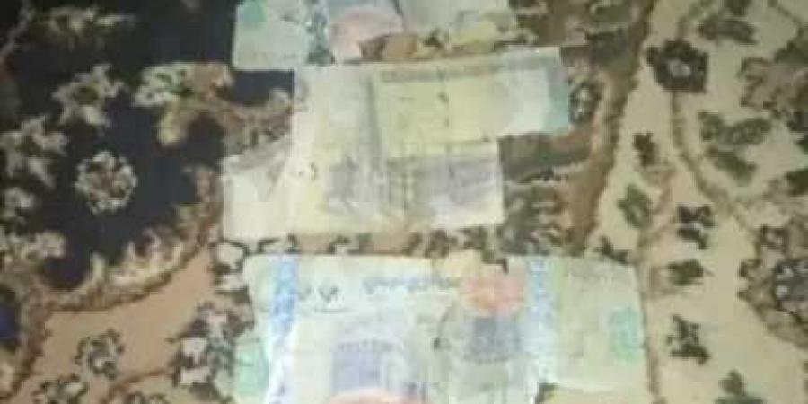 الحوثيون يصرفون نصف راتب بعملات نقدية تالفة وغير مقبولة في الأسواق عشية العيد