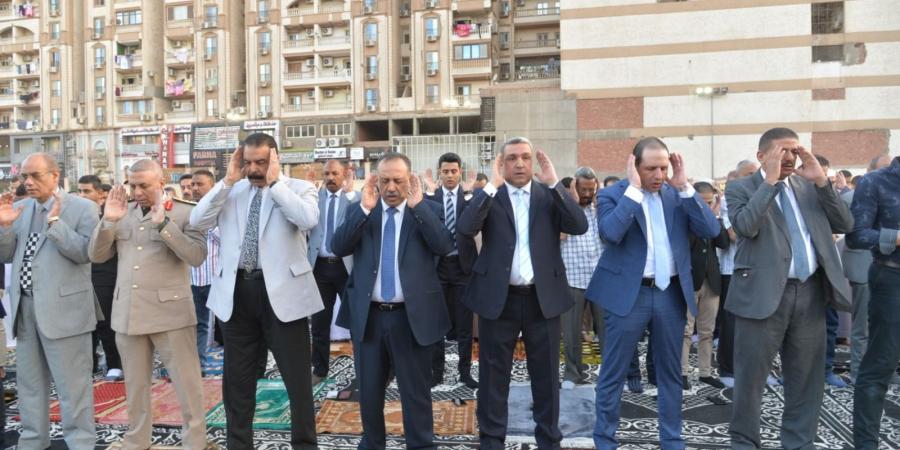 محافظ أسيوط يؤدي صلاة عيد الأضحى بساحة أرض الملاعب