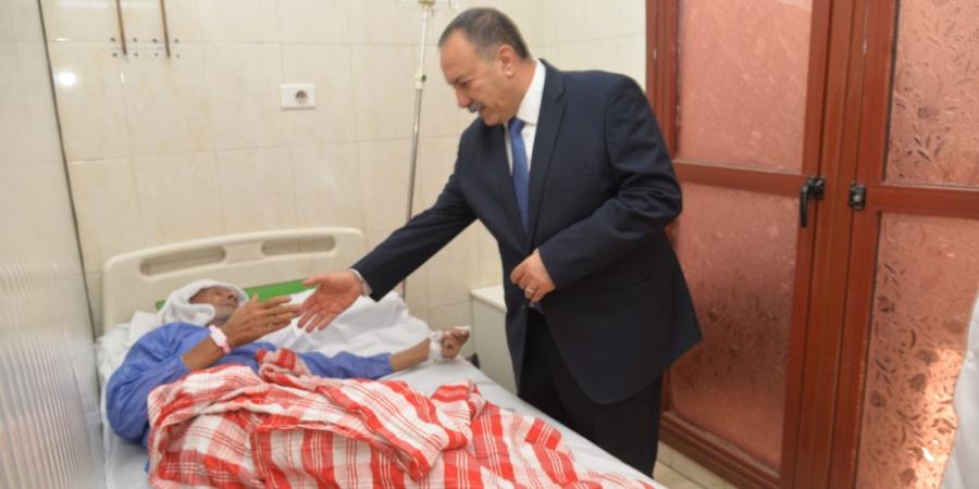 محافظ أسيوط يوزع العيدية على نزلاء المستشفيات..صور