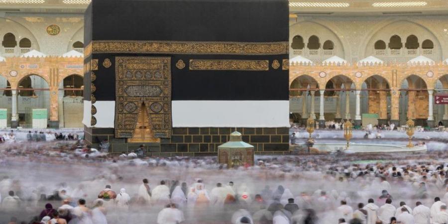 حجاج بيت الله الحرام يؤدون طواف الإفاضة