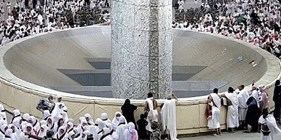 في مشعر منى.. الحجّاج يرمون جمرة العقبة